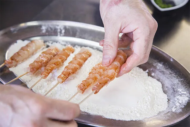 Brochetas de langostino crujiente con salsa tártara asiática