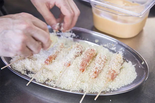 Brochetas de langostino crujiente con salsa tártara asiática