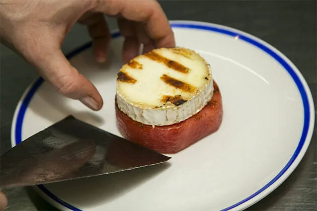 Sandía a la parrilla con queso de cabra y salsa sweet mint 