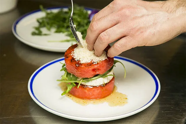 Sandía a la parrilla con queso de cabra y salsa sweet mint 