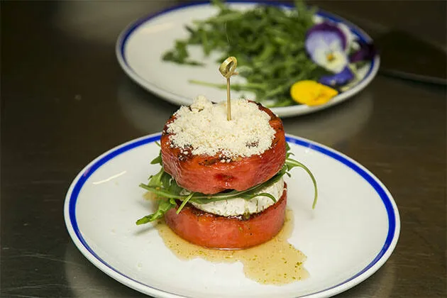 Sandía a la parrilla con queso de cabra y salsa sweet mint 