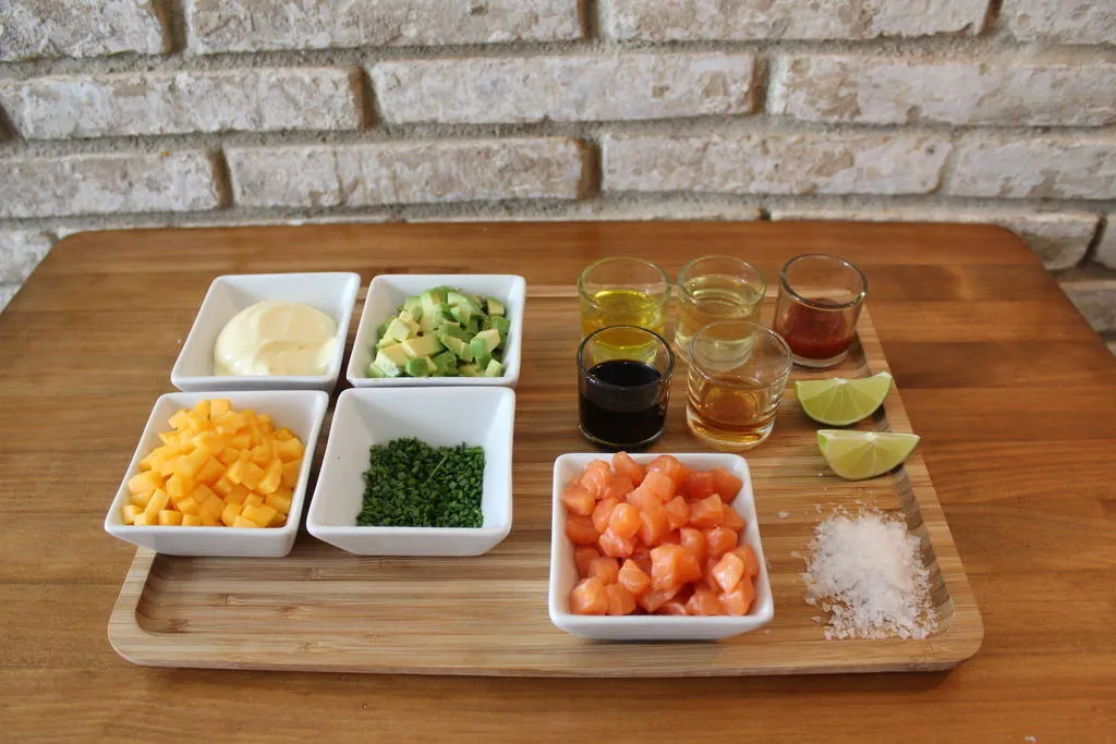 Tartar de salmón con toques del mundo y fruta de temporada