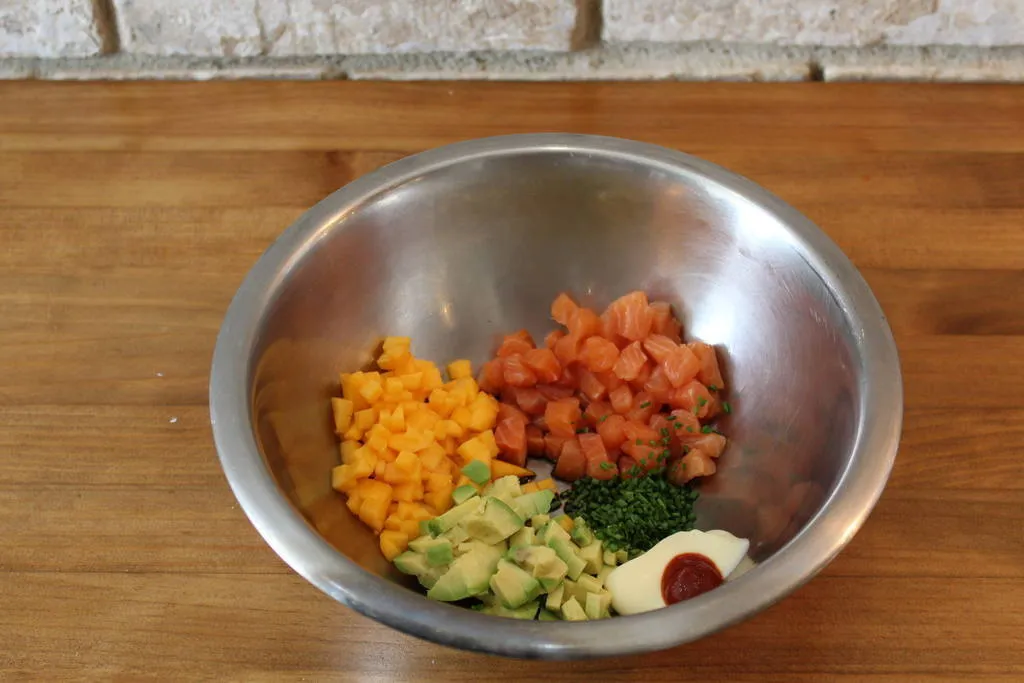 Tartar de salmón con toques del mundo y fruta de temporada