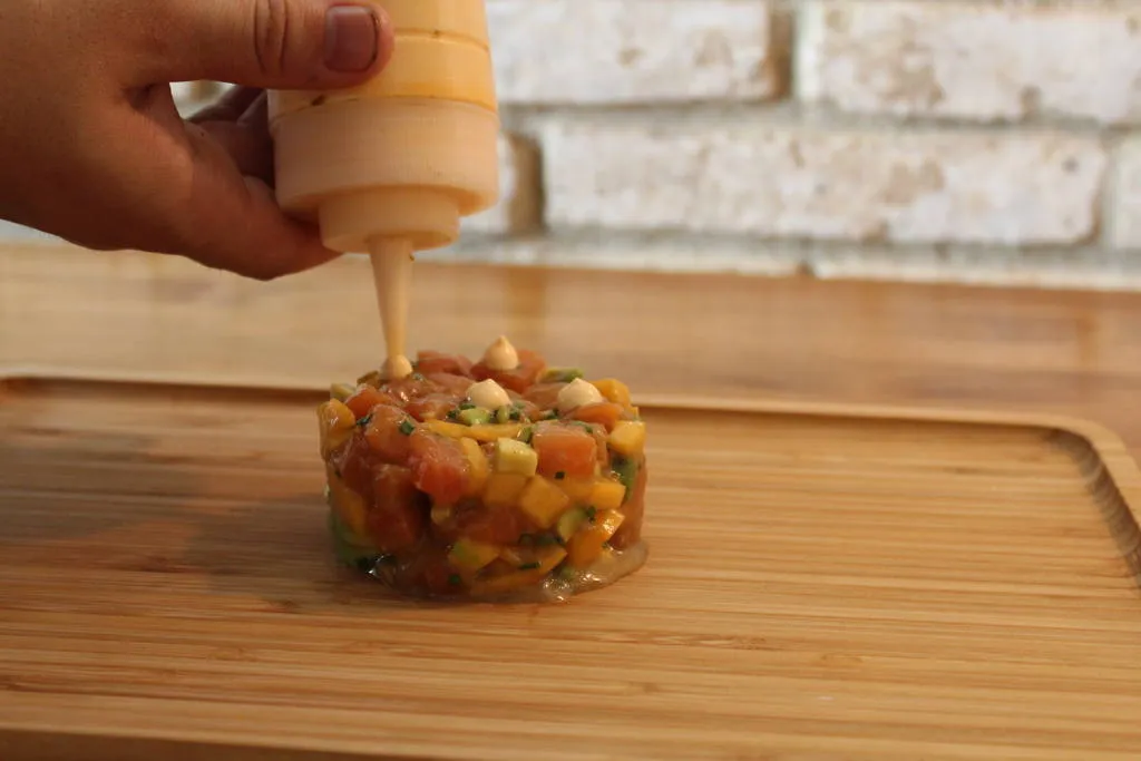 Tartar de salmón con toques del mundo y fruta de temporada