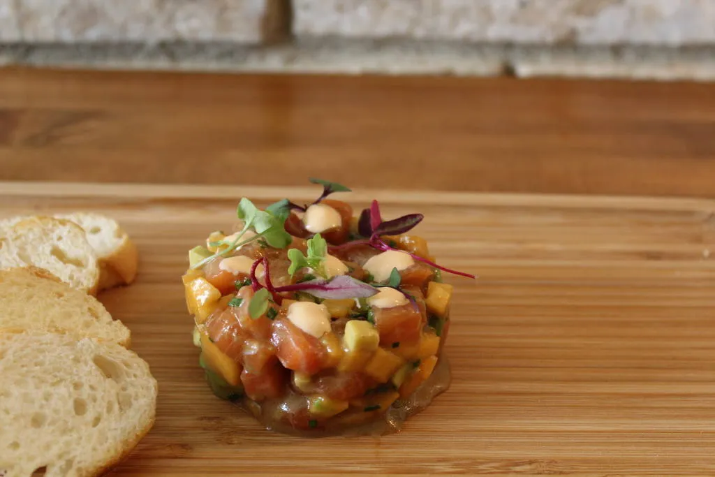 Tartar de salmón con toques del mundo y fruta de temporada