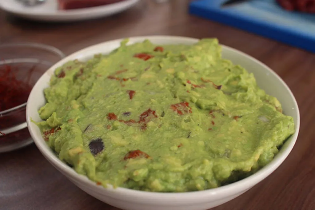 Tartar de atún rojo, guacamole y mango