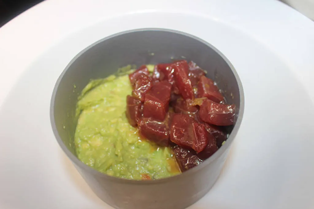 Tartar de atún rojo, guacamole y mango