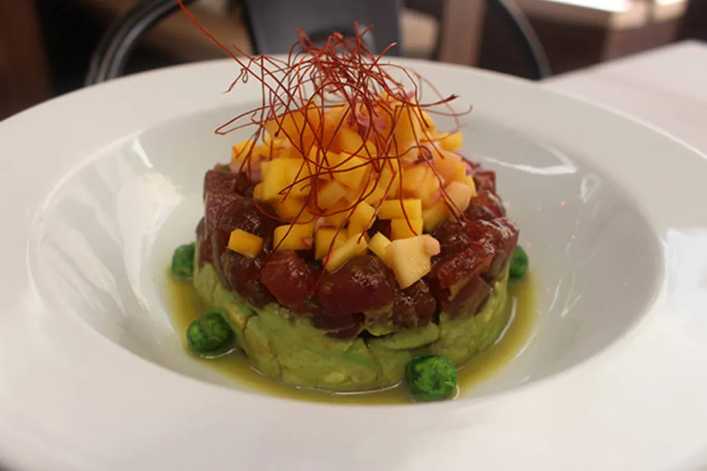 Tartar de atún rojo, guacamole y mango