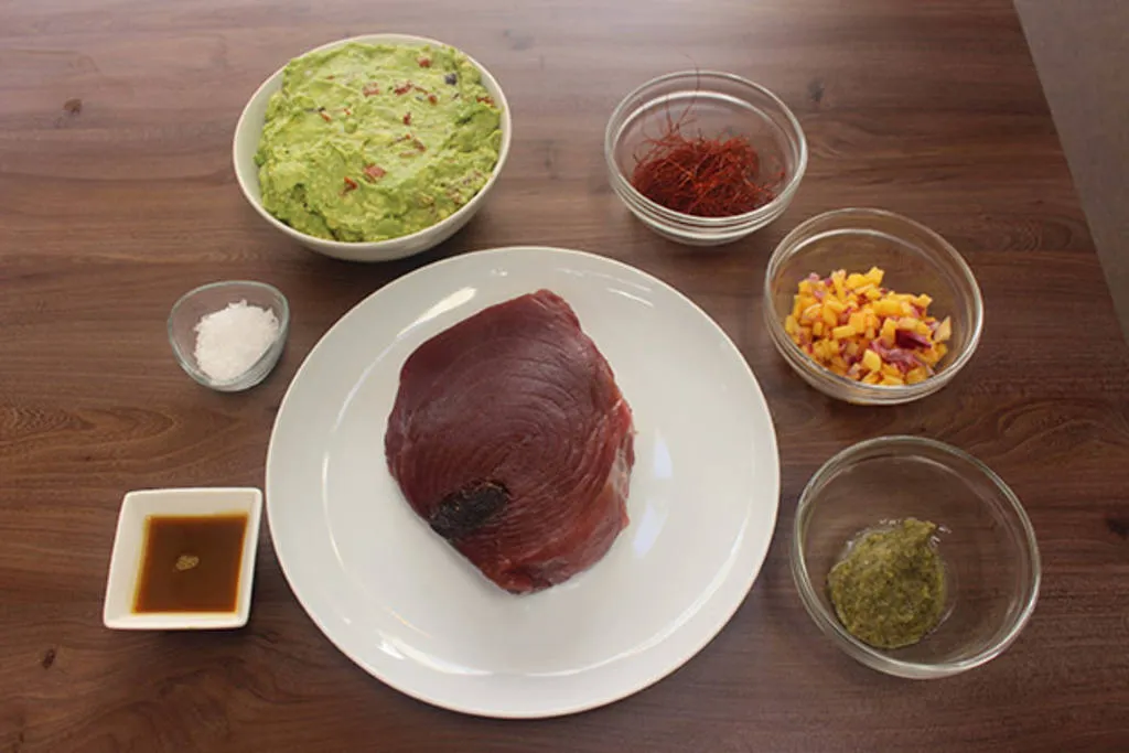 Tartar de atún rojo, guacamole y mango