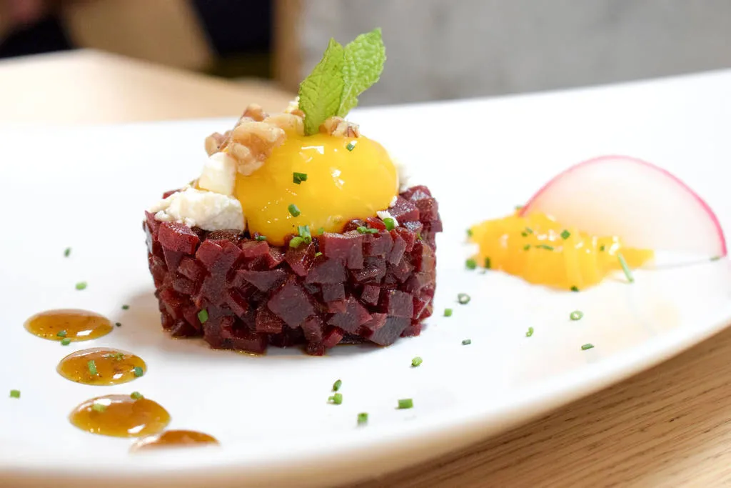 Steak tartare de remolacha y rulo de queso de cabra malagueña