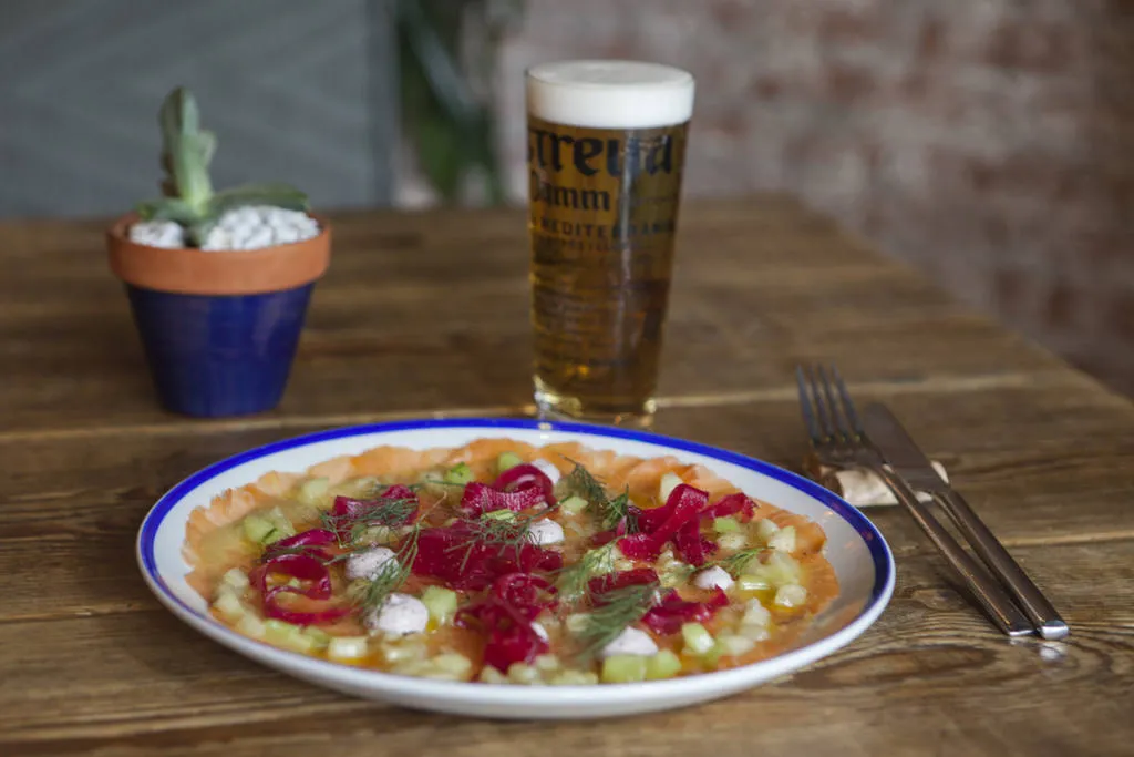 Carpaccio de salmón marinado con hinojo encurtido y yogur de mostaza violeta