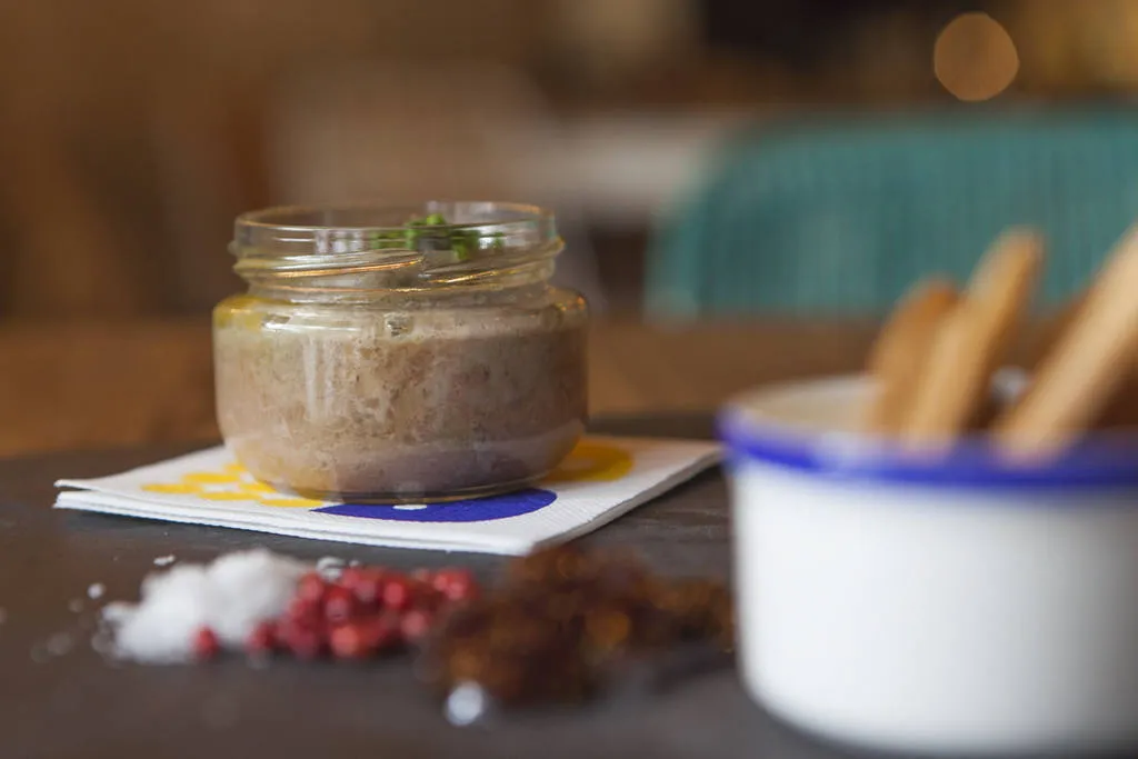 Paté casero de conejo, foie y berenjena escalibada