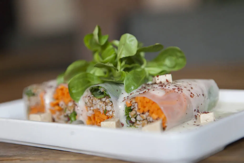 Rollitos vietnamitas de bulgur moreno, tofu marinado y verduras con salsa de coco