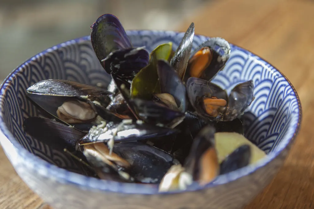 Mejillones al sake con toque de jengibre y hoja de lima Kaffir 