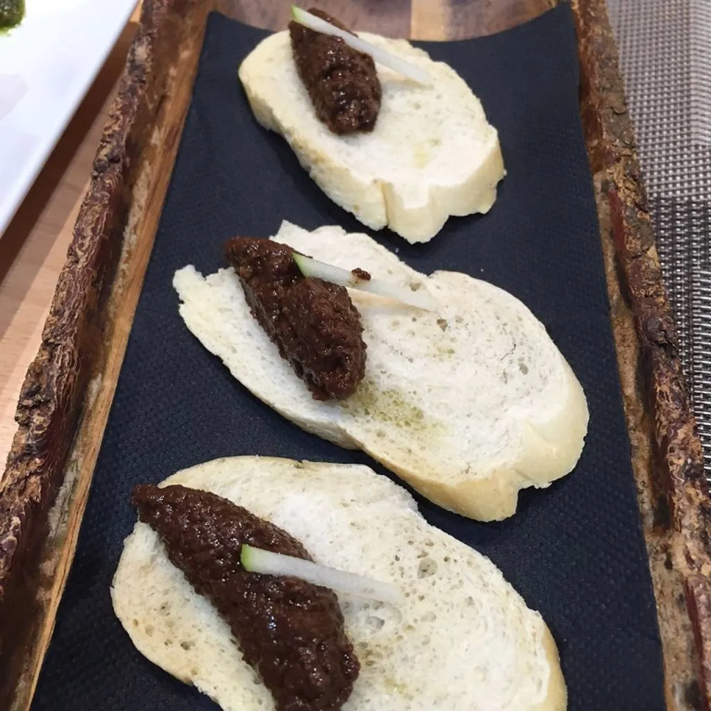 Tostadas de morcilla. El Txoko de Luis Salinero