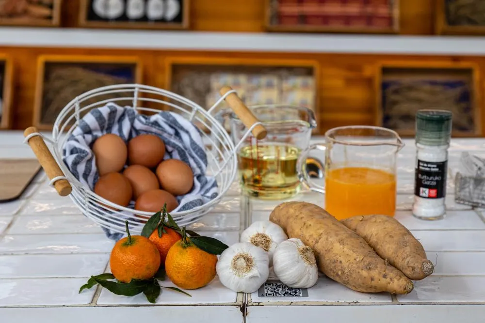 Boniatos bravos con alioli de mandarina