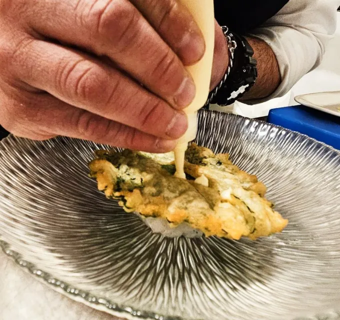 Tartar de quisquilla con gazpachuelo de moluscos