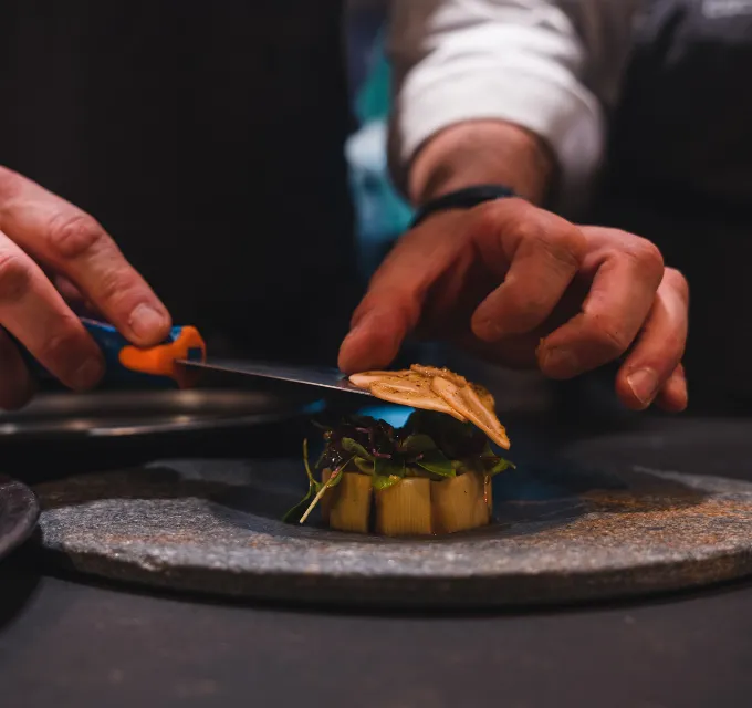 Ensalada de puerro, cecina y romesco verde