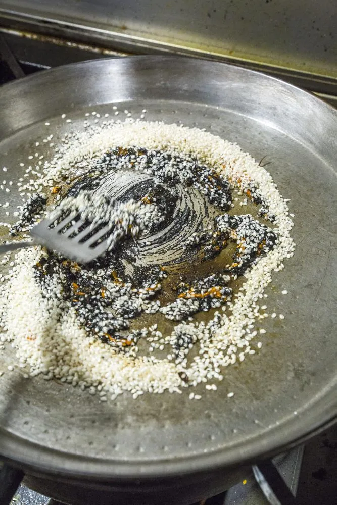 Arroz negro de alcachofa y chipirón