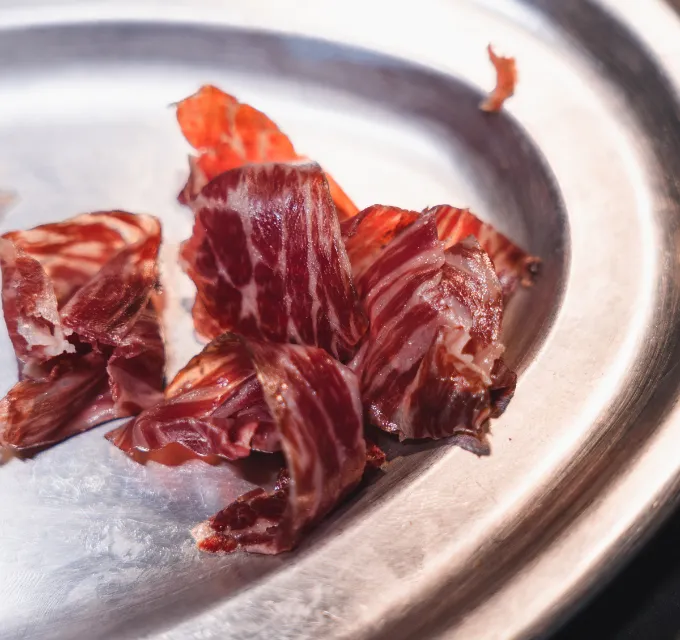 Ensalada de puerro, cecina y romesco verde