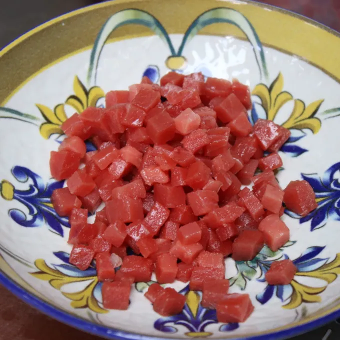 Tartar atún: tabla de atún rojo de almadraba