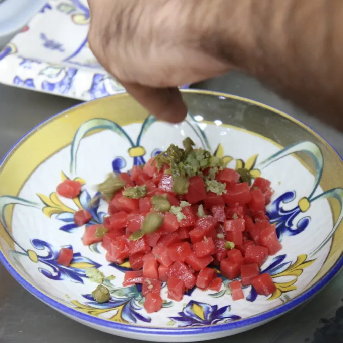 Tartar atún: tabla de atún rojo de almadraba