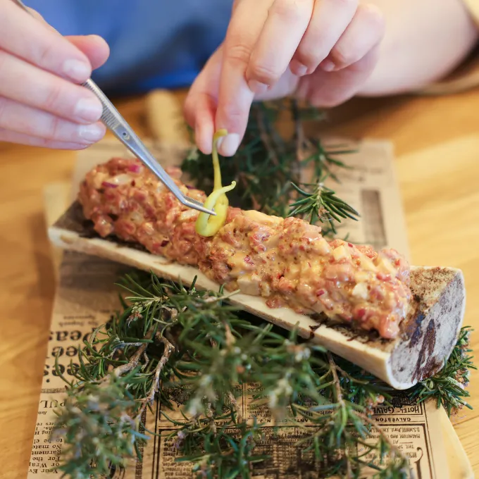 Steak tartar con anguila ahumada y mayonesa de cabeza de gamba