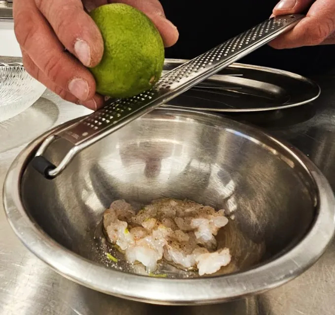 Tartar de quisquilla con gazpachuelo de moluscos