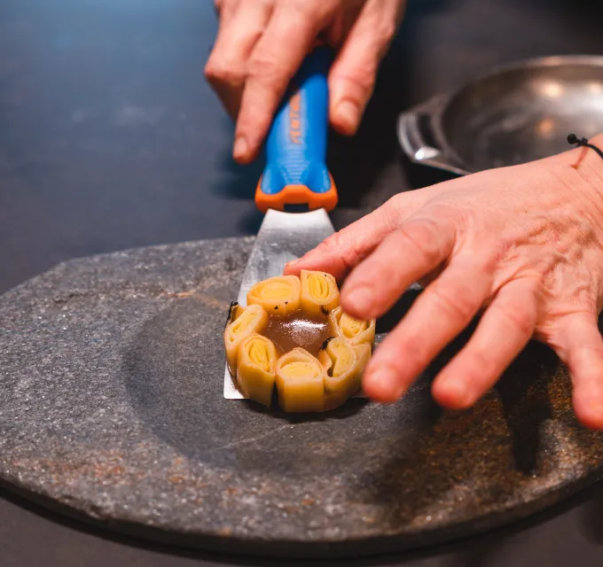 Ensalada de puerro, cecina y romesco verde