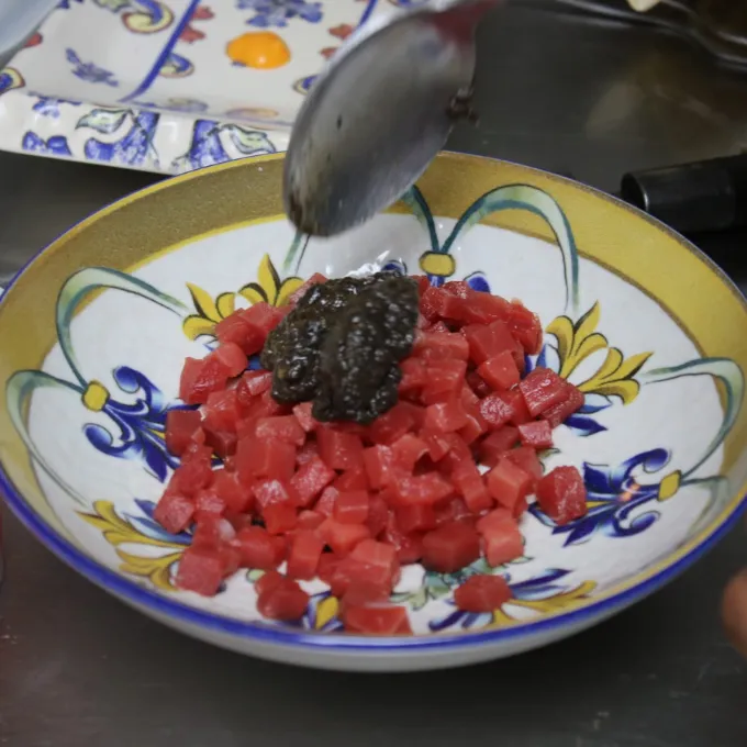 Tartar atún: tabla de atún rojo de almadraba