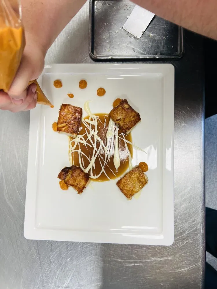 Cochinillo confitado con puré de boniato