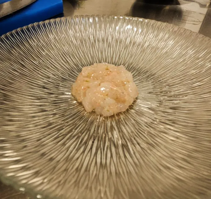 Tartar de quisquilla con gazpachuelo de moluscos