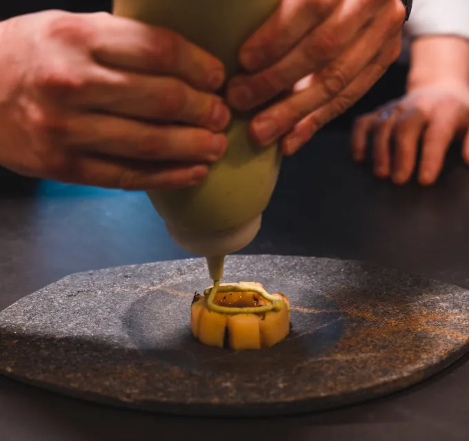 Ensalada de puerro, cecina y romesco verde