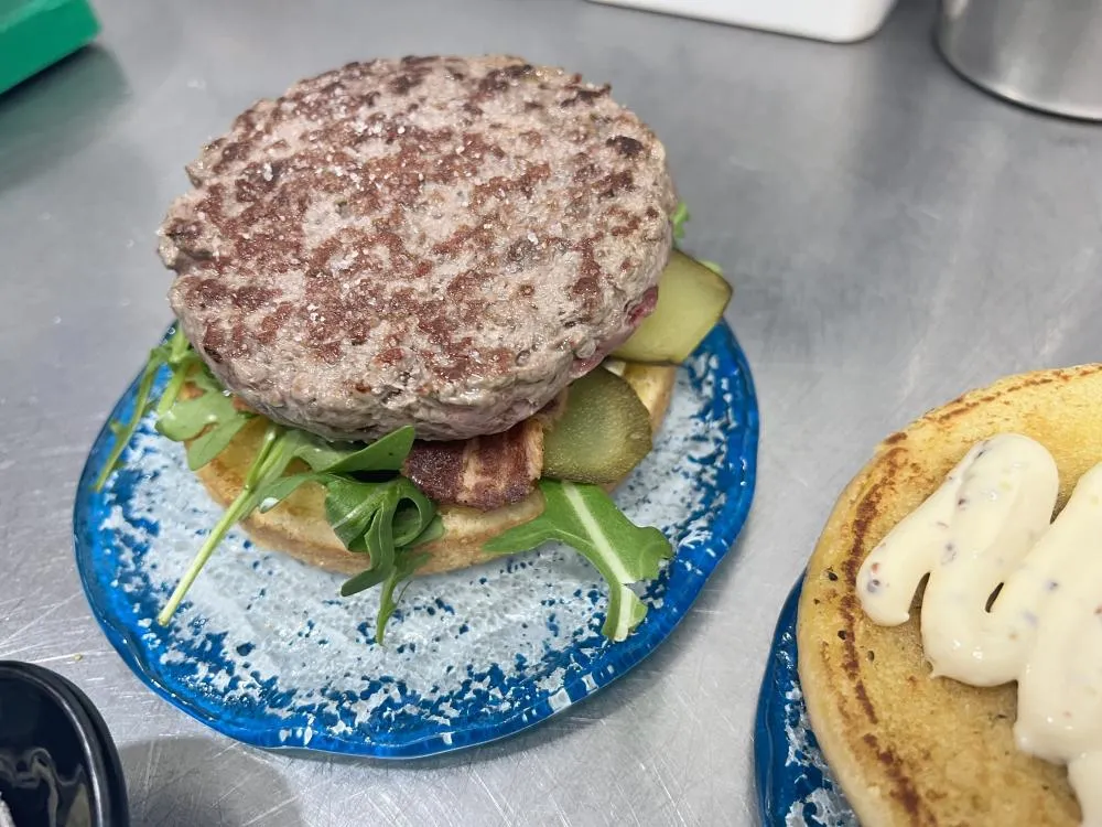 Doble Malta Voll Damm, la burger de Efímero con nombre propio