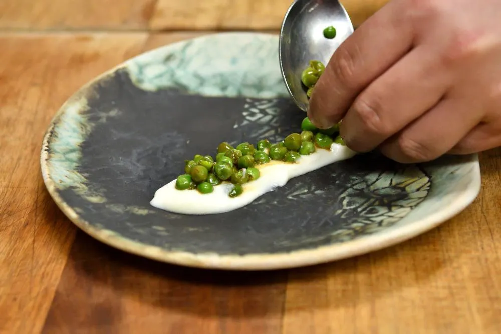 Receta de guisantes a la brasa con coliflor y trufa