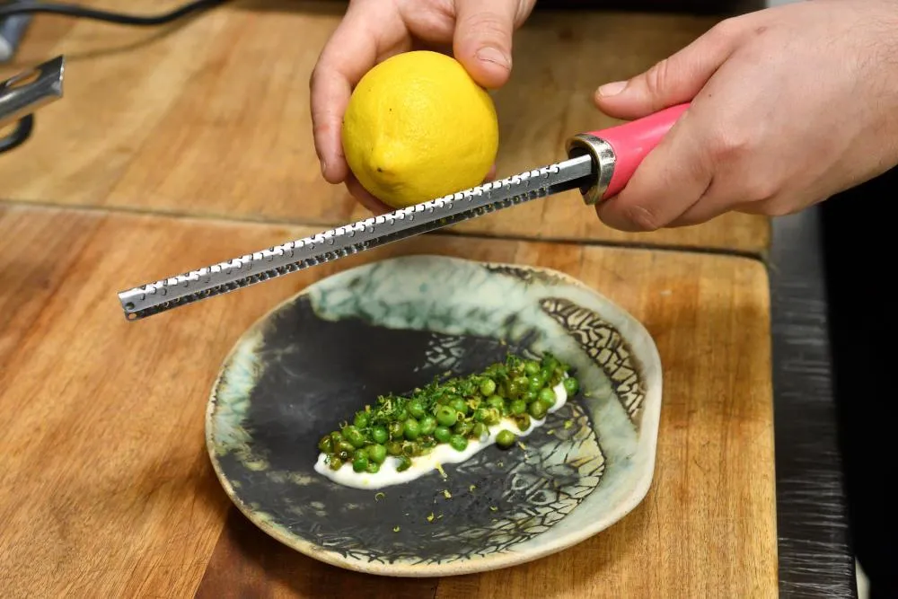 Receta de guisantes a la brasa con coliflor y trufa