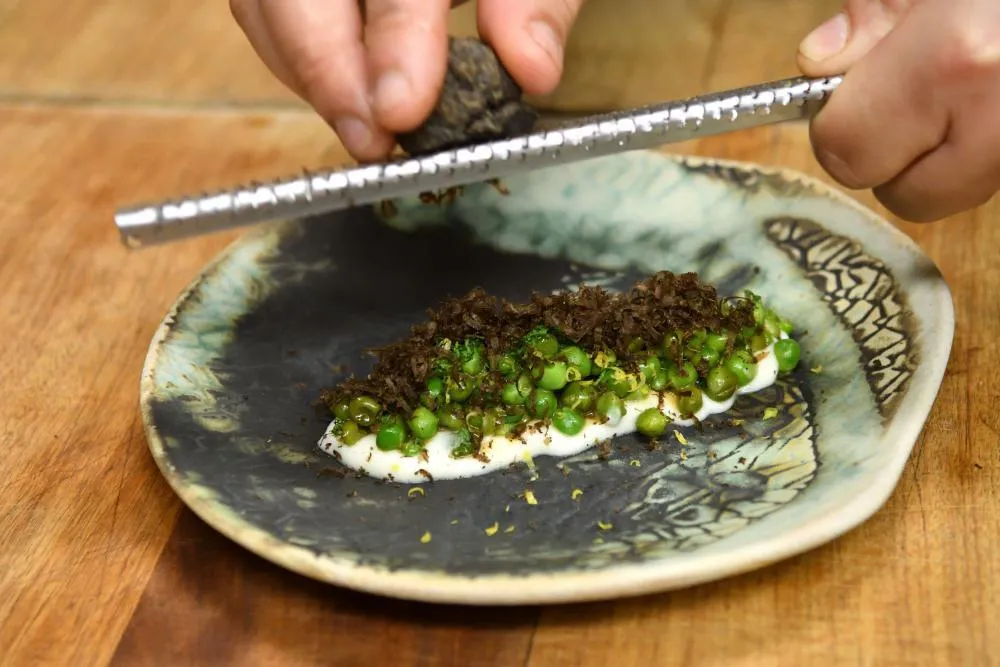 Receta de guisantes a la brasa con coliflor y trufa