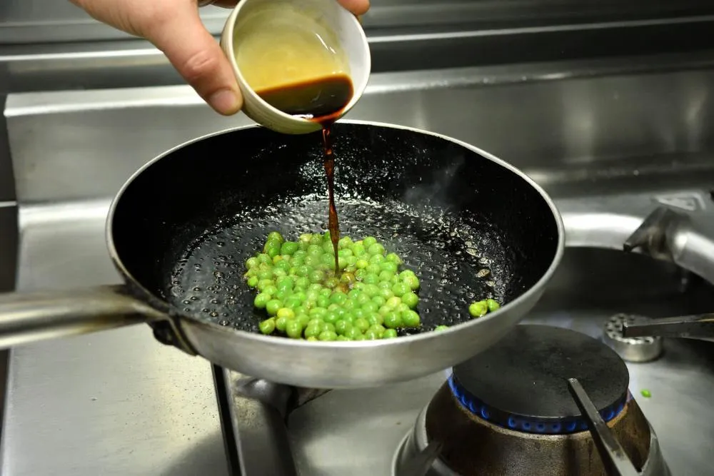 Receta de guisantes a la brasa con coliflor y trufa