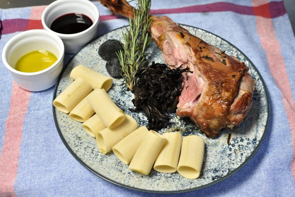 Paccheri con cordero, trompetas de la muerte y trufa negra