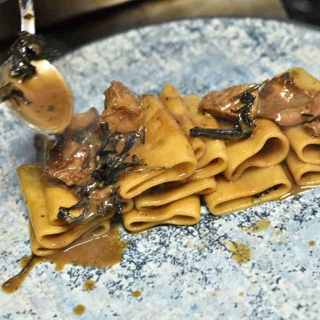 Paccheri con cordero, trompetas de la muerte y trufa negra