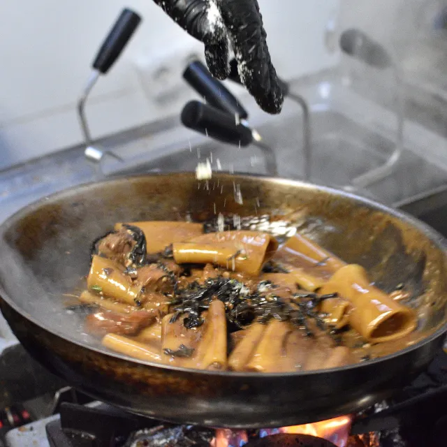 Paccheri con cordero, trompetas de la muerte y trufa negra