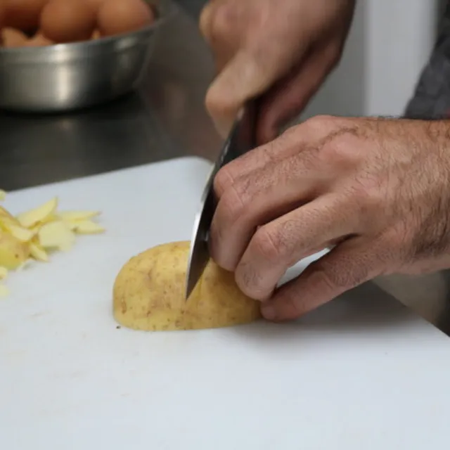 La tortilla clásica de patata y cebolla de la Truiteria