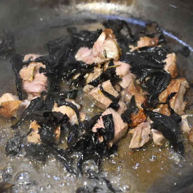 Paccheri con cordero, trompetas de la muerte y trufa negra