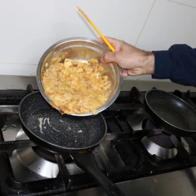 La tortilla clásica de patata y cebolla de la Truiteria