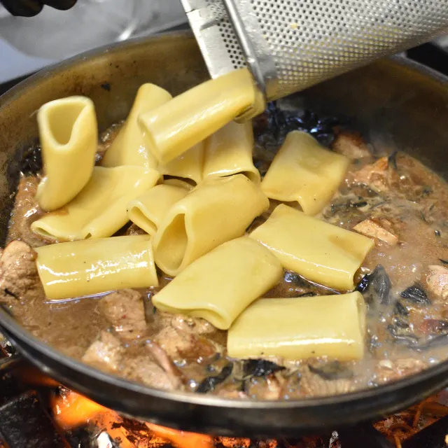 Paccheri con cordero, trompetas de la muerte y trufa negra