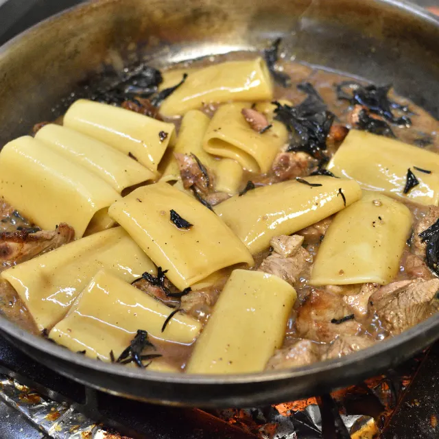 Paccheri con cordero, trompetas de la muerte y trufa negra