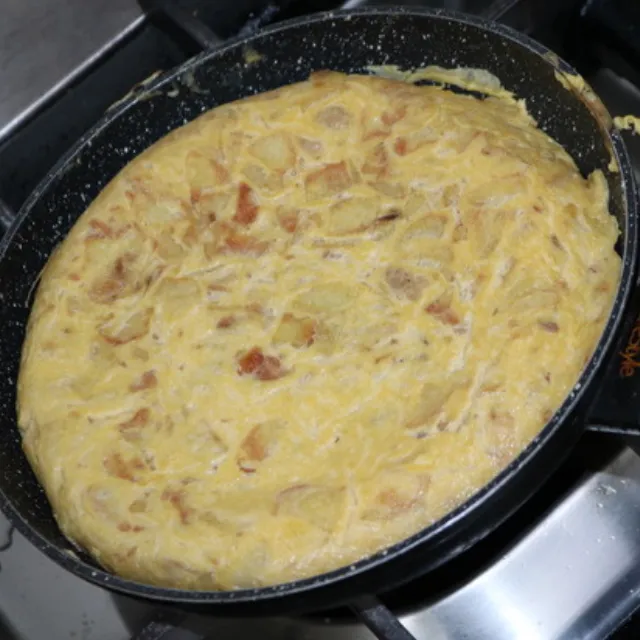 La tortilla clásica de patata y cebolla de la Truiteria