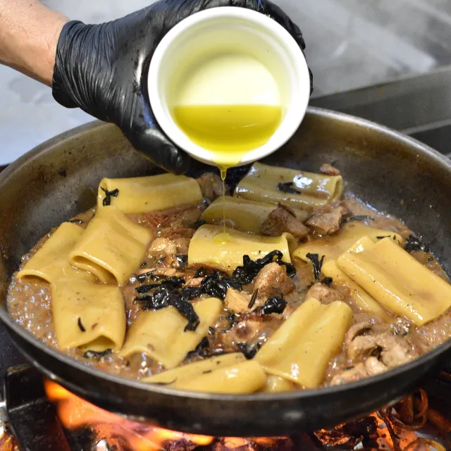 Paccheri con cordero, trompetas de la muerte y trufa negra