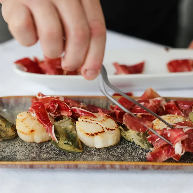 Receta de alcachofas con vieiras y jamón ibérico 