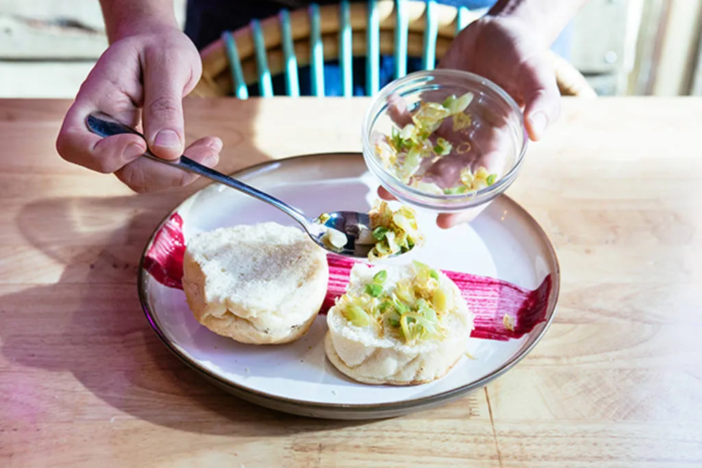 Huevos Benedict con confit de pato